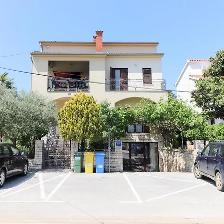 Comfortable 2 Bedroom - 5 Persons Funtana