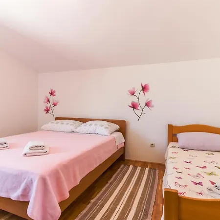 Apartment Comfortable 2 Bedroom - 5 Persons Funtana